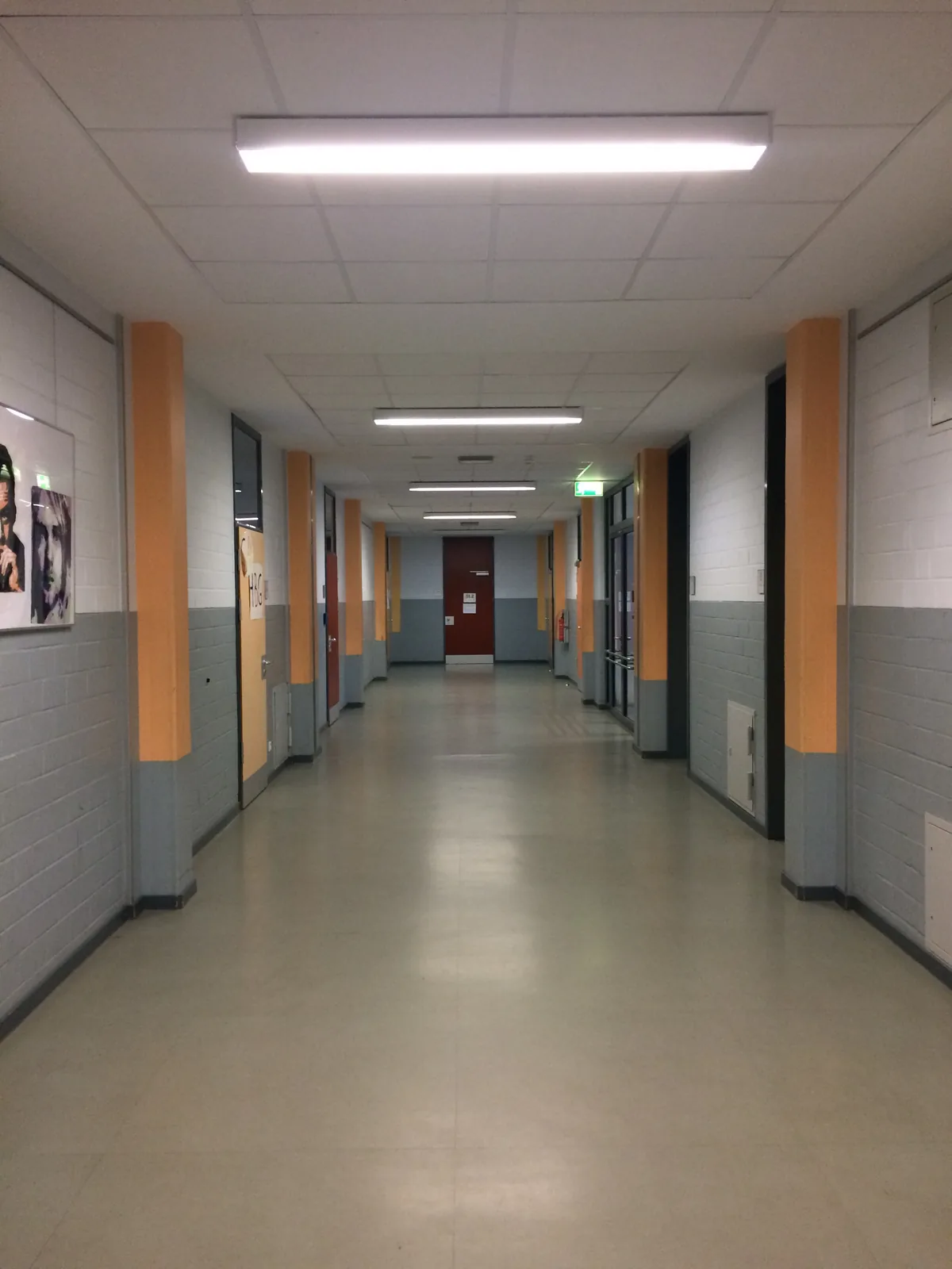 An empty corridor at Hardtberg-Gymnasium in Bonn, photographed in 2017. Contextual architecture; not identified as a PISA sample school.