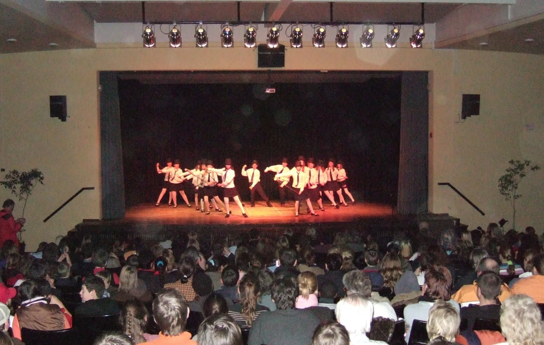A school performance in the assembly hall of Gesamtschule Bonn-Bad Godesberg in 2006. Context only, not evidence about instructional quality or a PISA participant.